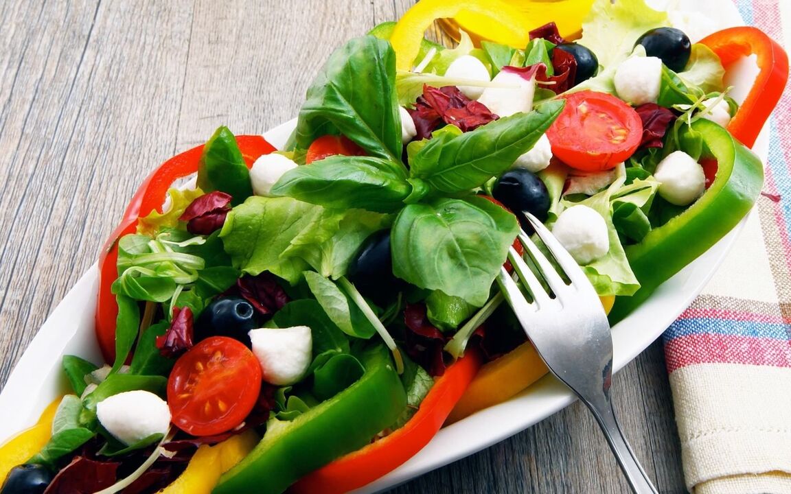 terveellinen salaatti painonpudotukseen