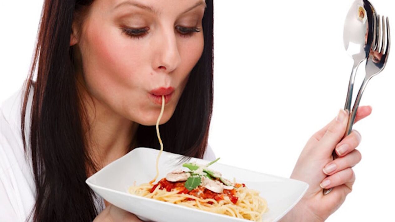 nainen syö spagettia vatsan laihtumiseen
