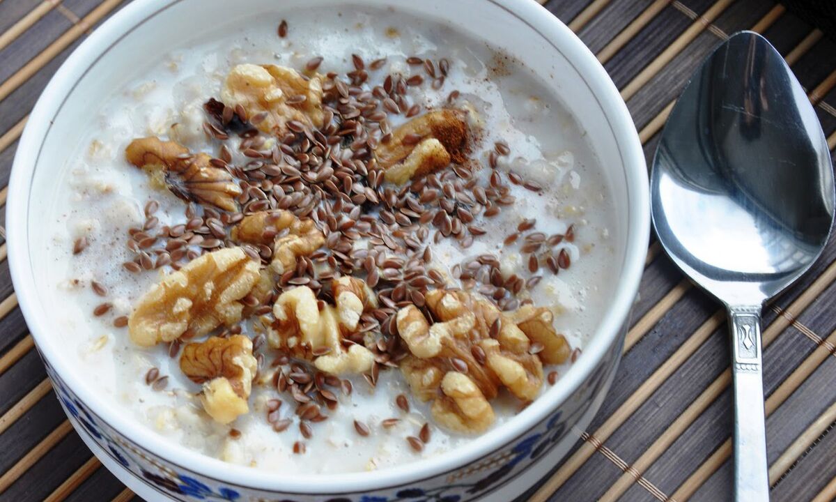 Pellavansiemenpuuro maidolla - terveellinen aamiainen laihduttavien ruokavaliossa